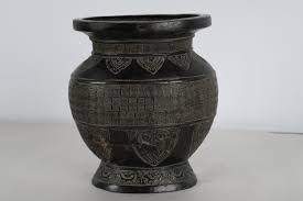 Lot - CHINESE BRONZE VASE
