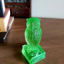 Vintage Degenhart Uranium Apple Green Wise Owl on Books Glows Bright Uranium Figurine Paperweight - Etsy Israel