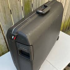 Vintage Samsonite Oyster 3 Point Latch Hard Shell Suitcase Luggage Black for Sale in Chicago, IL - OfferUp