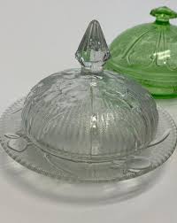 Sold at Auction: 3 Depression Era Jeanette Glass Co. Butter Dishes Green & Clear 6 in. (15.2 cm.), Pink 5 1/2 in. (14 cm.)