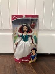 Disney Princess Snow White Porcelain Keepsake Doll Holiday ...