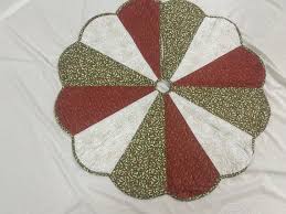Quilted Christmas Tree Skirt: Holly Berry Dresden Plate ...
