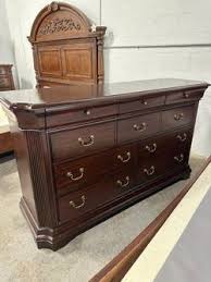 Beautiful Solid Wood Queen Size Bedroom Set In Excellent ...