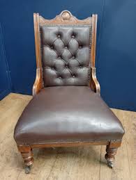 Oak deep button leather side chair on casters – Derrys Ltd