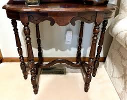 Antique Burled Walnut Scalloped Side Accent Parlor Table – KLM Luxury Consignment