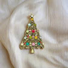 Don't Miss Out-Buy The Classic 1950s Hollycraft Christmas Tree Brooch! – Lamoree's Vintage
