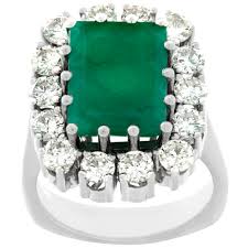 emerald ring with approx 1.5 cts in diamonds and 4 carats em