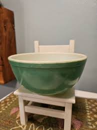 Pyrex Mid Century 2.5 Quart Ivy Colored Mixing Bowl - Etsy