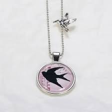 Medaillon “Schwalbe rosa” – KÖNIGSHOF GmbH