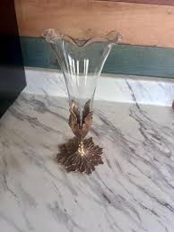 Vaso in vetro scanalato, incastonato in una base in ottone. Delicato. L'ottone presenta dettagli ornati con foglie incastonate. Stile bucolico vintage, alto 23 cm. Delizioso. - Etsy Italia