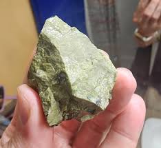Is the green in this rock likely from Jade? : r/whatsthisrock