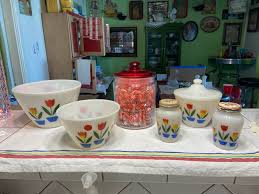 Finding vintage pepper and salt shakers at garage sale