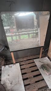 Prodajem staru komodu ima ogledalo koje ide uz nju moze se ...