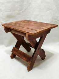 Peanha tipo banco em madeira dobrável. Medindo 20,5cm x 16cm ...