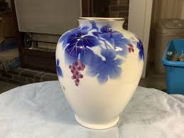 Vintage Japanese Porcelain Vase Mount Fuji Mark Grapes 8 ...