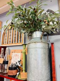 Fall & farmhouse decor🌾🤎 ”The Southern Porch” booth is full of cozy farmhouse pieces and they just added fall items to their inventory! Make sure you check out The Southern Porch when