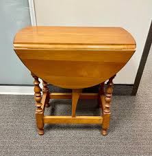 Vintage Light Finish Wood Oval Drop-Leaf End Table with Turned Legs | EstateSales.org