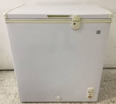 Lot - Ge Compact Chest Freezer Model Fcm5dmcwh