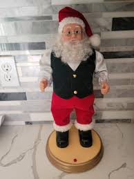 HIP SWINGING SANTA. Dances to Santa Claus Is Coming To Town ...