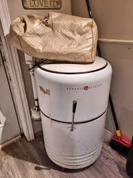 1960 General Electric ringer washer. It works.