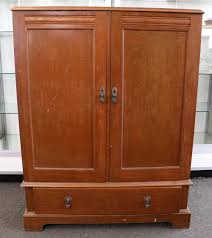 Lot - 1940'S SILKY OAK LOWBOY/GENTLEMANS PRESS