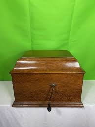 Antique Victor Victrola Oak Table Top Phonograph Circa 1910 – Global Galleries