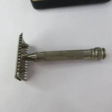 Gillette Razor with Spare Blade in Case 1918 Travel Razor | eBay