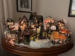 Our 2025 Christmas village! 田田用 89 成麗心 ከሰራ-ማሽ קמל ...