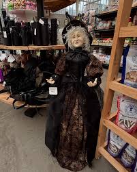 When Halloween meets Christmas! 🎄 🐈‍⬛ 🎃 Happy Halloween ...