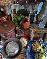 ᴠɪɴᴛᴀɢᴇ & ᴀɴᴛɪǫᴜᴇ ᴛʜʀɪғᴛᴇᴅ ʜᴏᴍᴇ ᴅᴇᴄᴏʀ | Saturday is for thrifting ✨ Let's be real, any day is for thrifting Found some treasures today! By far my favorite is the onyx brass... | Instagram