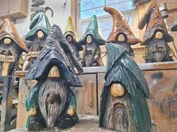 Chainsaw Carving amazing garden gnomes. - YouTube