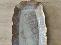 Plato de cerámica rectangular festoneado para servir ...