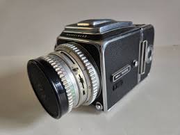 Hasselblad 500C / 80mm lens/ 2 A12 film backs + - photo ...