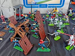 Britains Deetail Medieval Castle Assault | Best Selection of Plastic and Metal Toy Soldiers, Playsets and Accessories
