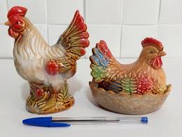 Duo de manteigueira e escultura representando galo e ga