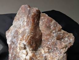 What's this reddish brown rock that fluoresces green in LW 365nm? : r/FluorescentMinerals