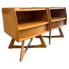 Pair Mid-Century Modern American Sculpted Maple Nightstands at 1stDibs