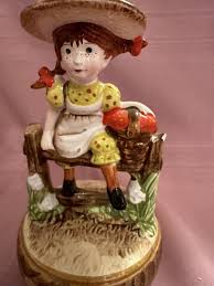 Figurine HOLLY HOBBIE Ceramic 6" TO THE HOUSE OF A FRIEND ...