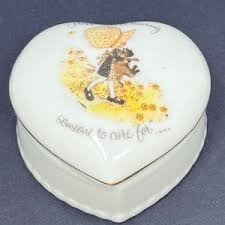 Vtg 1973 Holly Hobbie Heart Shaped Porcelain Trinket Box Happiness is Someone .. - Etsy