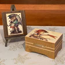 LOT 20 VINTAGE HUMMEL MUSIC BOX AND ART EASEL ...