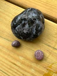 What is this purple mystery? : r/whatsthisrock