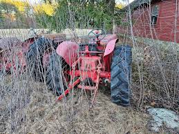2 1959 or 60 IH B275 Diesel tractors. Both ran 7-8 years ago. I haven't tried to start them. Both are complete, minus batteries. The less faded one has a bad knock