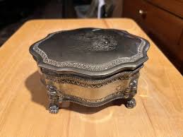 Lion head footed Dieu Et Mon Droit British coat of arms ...