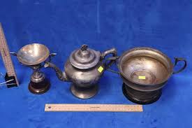 Lot - VINTAGE RICHFIELD QUADRUPLE PLATE USA ENGRAVED TEAPOT + LARGE ART DECO TWIN HANDLE SILVER PLATE ROSE BOWL ON FIXED BAKELITE BASE + ART DECO TWIN HANDLE TROPHY ON FIXED BAKELITE BASE