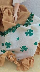 Muñeca vintage con tréboles verdes y vestido con ribetes ...