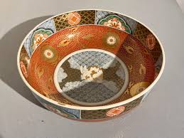 Large Japanese Imari Rabbit Bowl, Meiji Period, mid 19th Century, Japan For Sale at 1stDibs