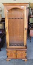 Sold at Auction: Vintage Jasper 6 Gun Cabinet with Key