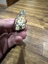 I have no idea what this stone is but I'm stunned at the contrast : r/Lapidary