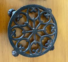 VNTG JOHN WRIGHT CAST IRON ROUND TRIVET 4 FEET 5 1/2" WALL ...