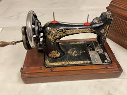 Lot - Vintage Hand Crank Singer Sewing Machine Model 27 with Victorian Wooden Case